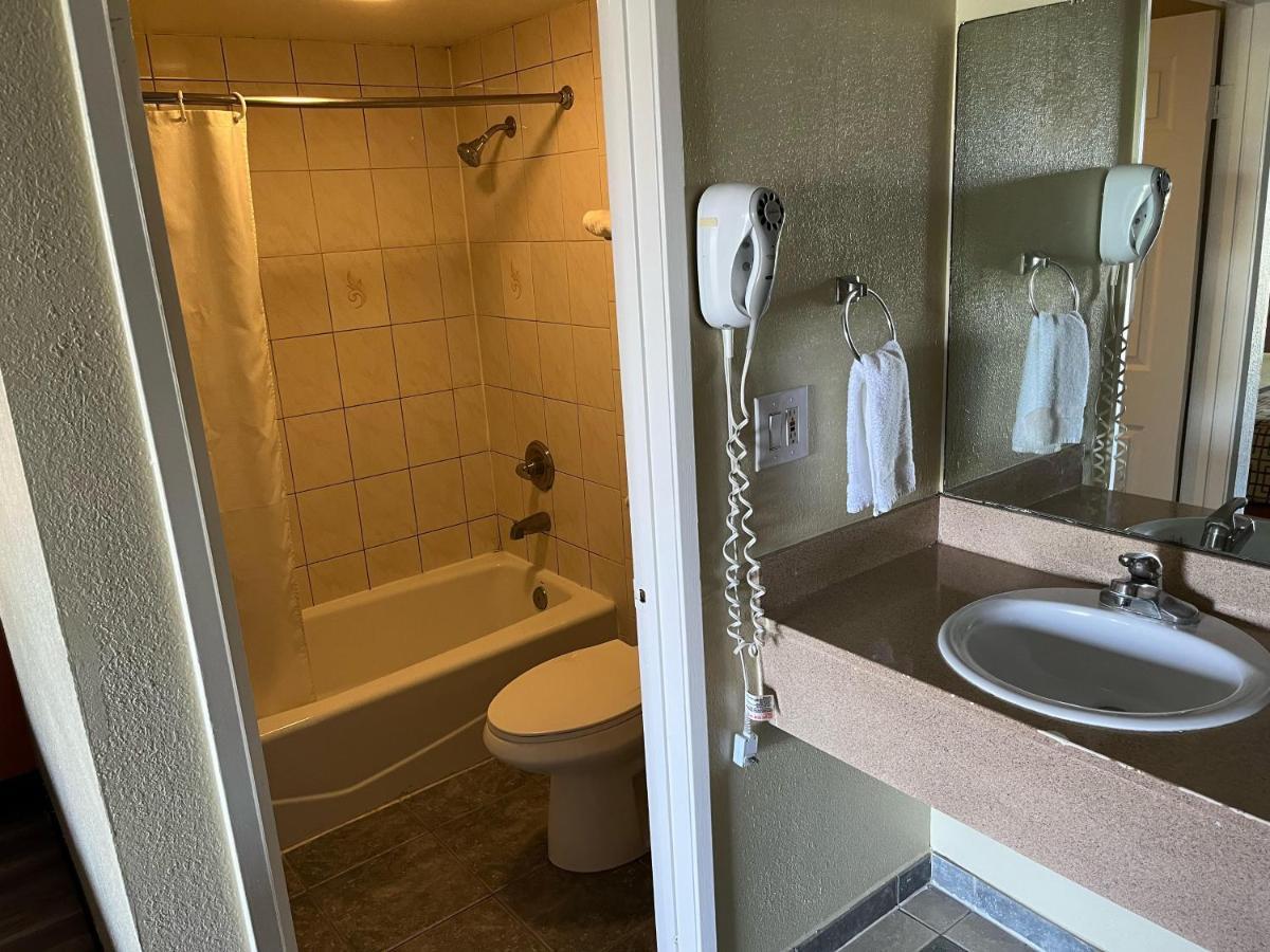 Rivera Inn & Suites Motel Pico Rivera Bagian luar foto