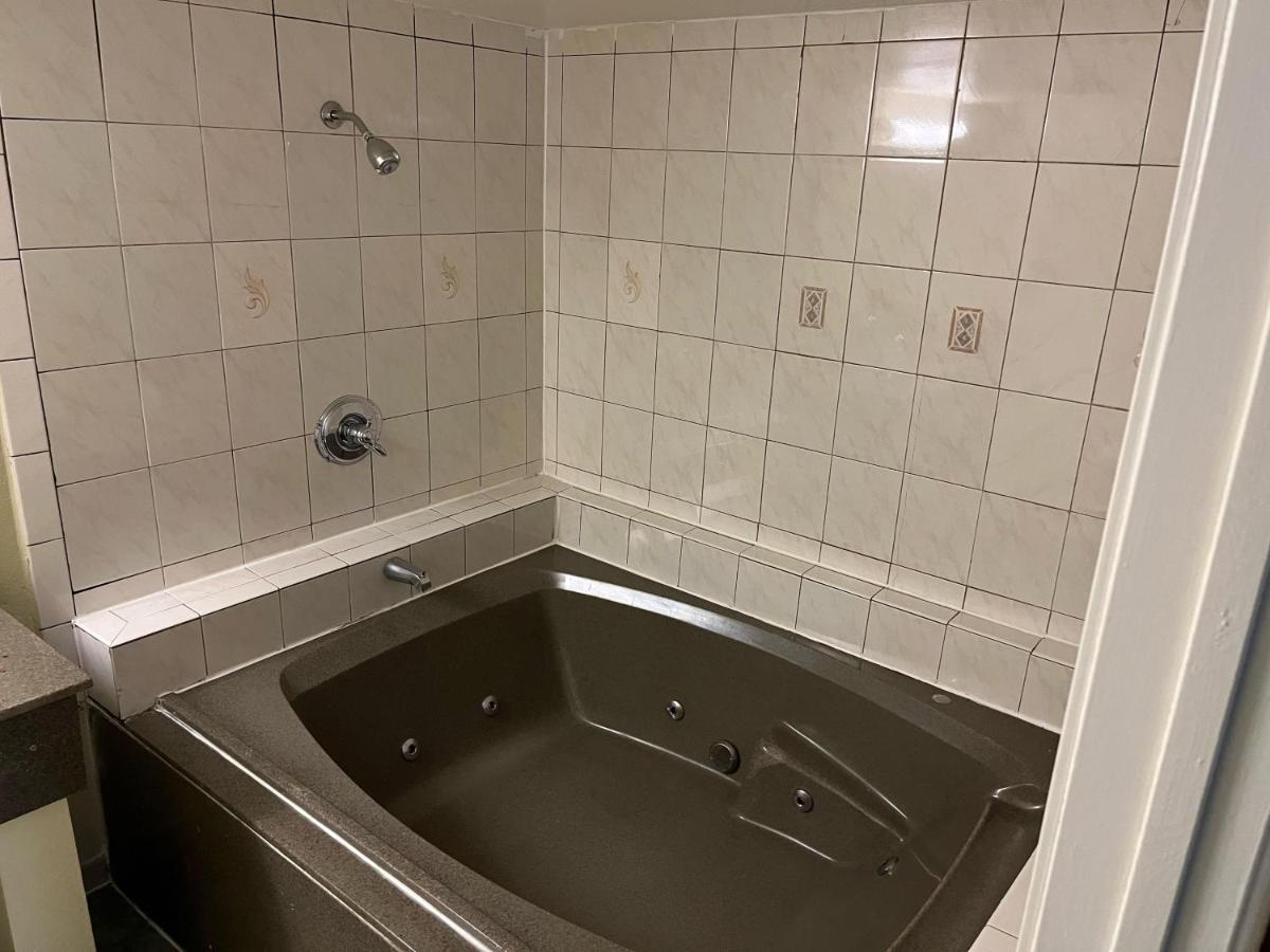 Rivera Inn & Suites Motel Pico Rivera Bagian luar foto