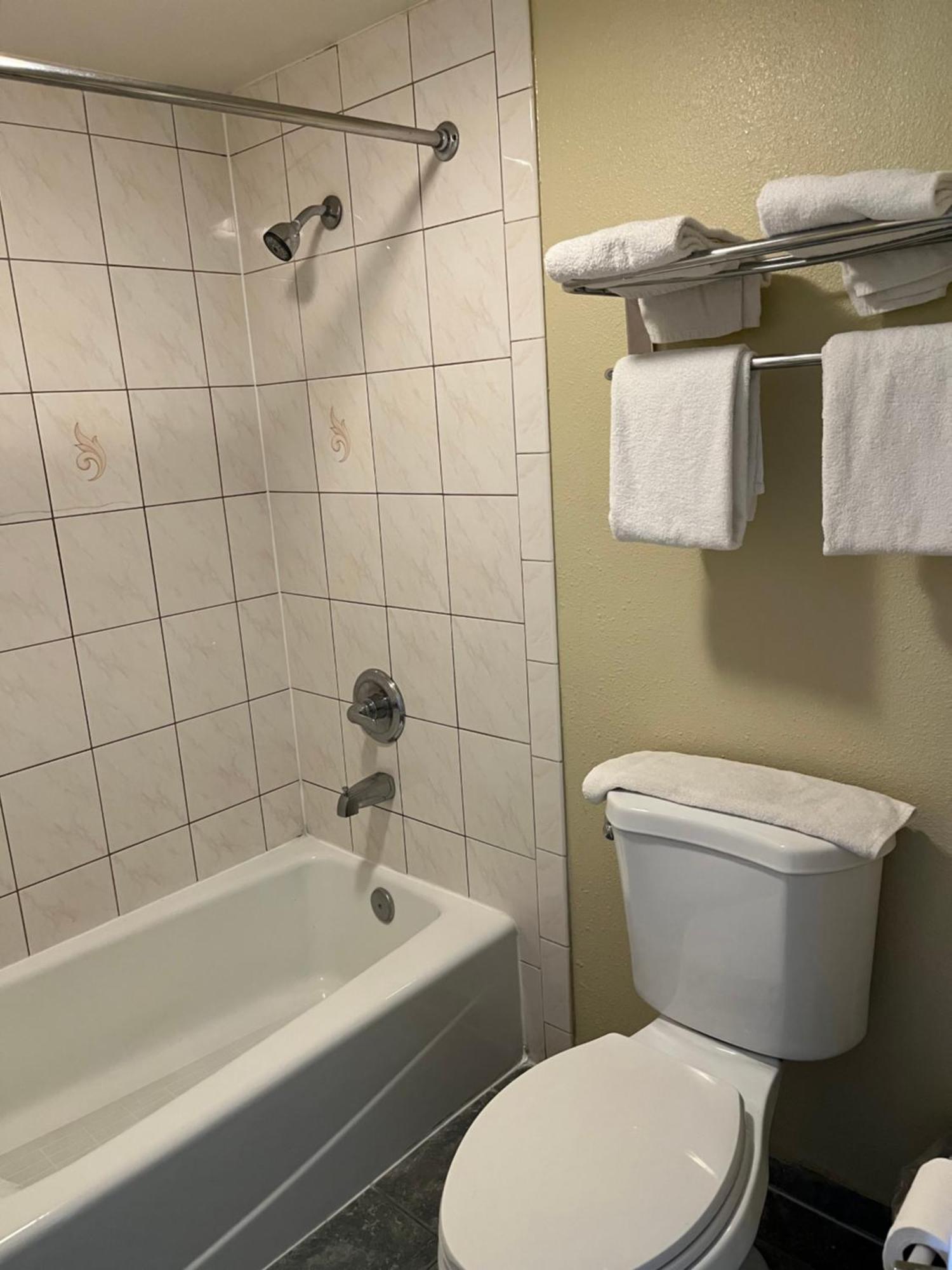 Rivera Inn & Suites Motel Pico Rivera Bagian luar foto