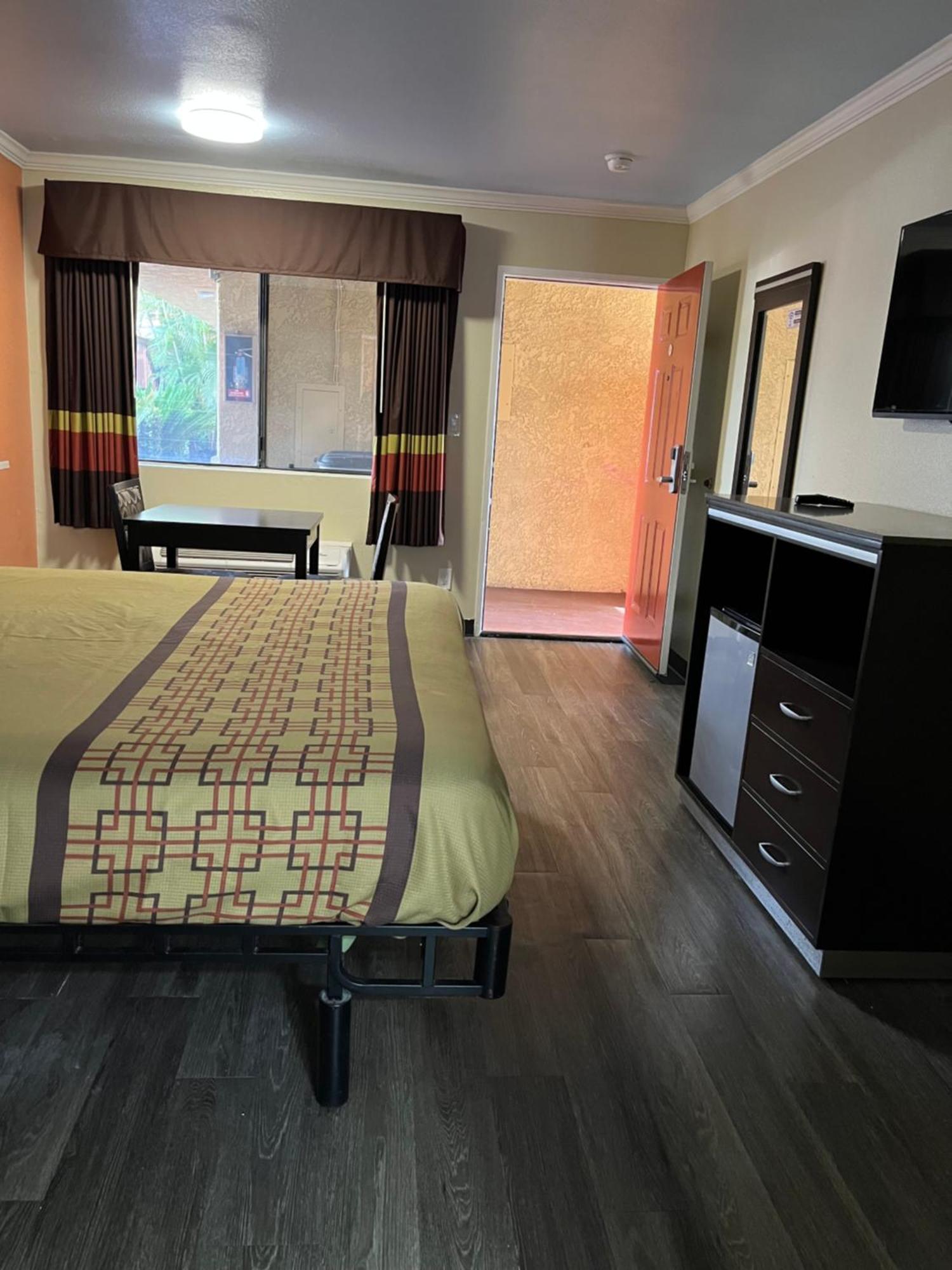 Rivera Inn & Suites Motel Pico Rivera Bagian luar foto
